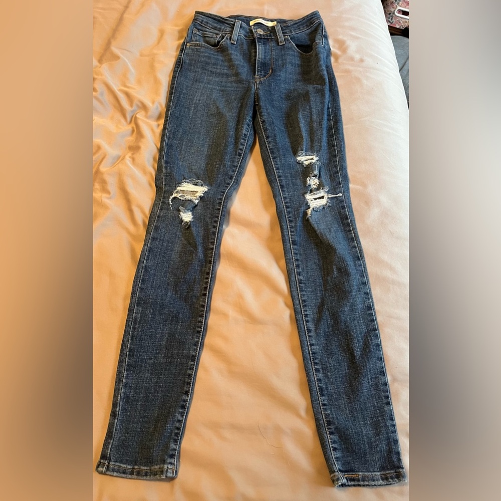 Levi Distressed Blue Jeans